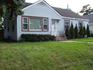 131 Estberg Ave, Waukesha WI  53186-6614 exterior