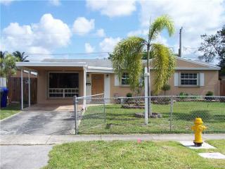 7551 Lincoln St, Hollywood, FL 33024-6838