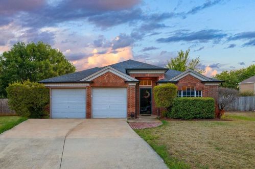 301 Attaway Dr, Euless, TX 76039-3476