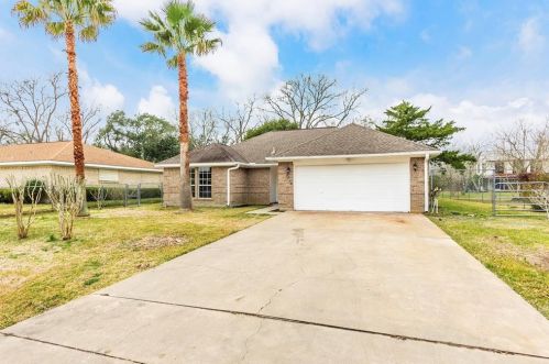 7014 Smith Dr, Hitchcock, TX 77563-3320