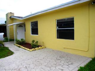 3412 Shore Rd, Hollywood FL  33023-4978 exterior