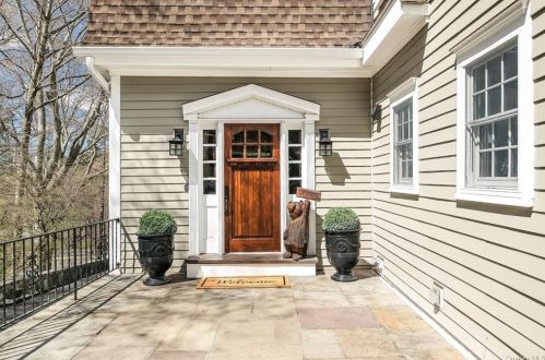 2 Woodland Dr, Pleasantville NY  10570-3611 exterior