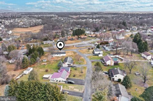 19 Locust Cir, Navy Sup Dpt PA  17050-3192 exterior