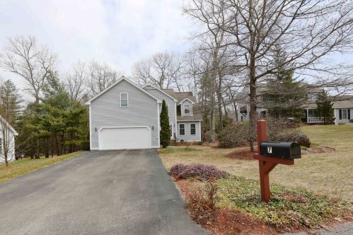 7 Grasmere Ln, Nashua, NH 03063-7016