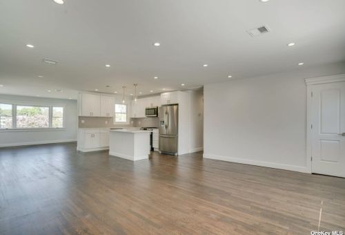 50 Arbour St, West Islip NY  11795-1015 exterior