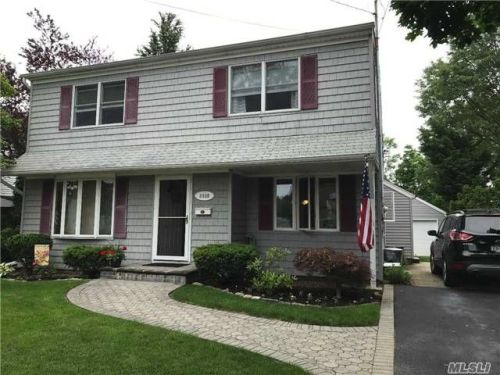 2328 Pine St, Seaford, NY 11783-2920