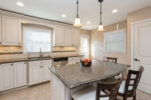 33 Roosevelt Dr, Bethpage, NY 11714-5537