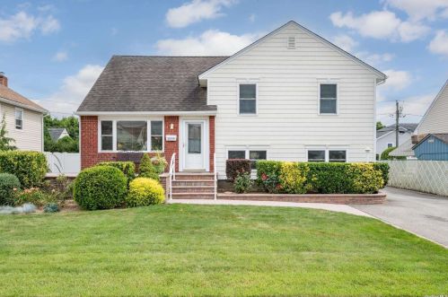 3654 Howard Ln, North Wantagh, NY 11793-1626