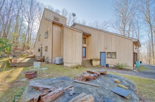 139 Wyneding Hill Rd, Manchester CT  06040-6608 exterior