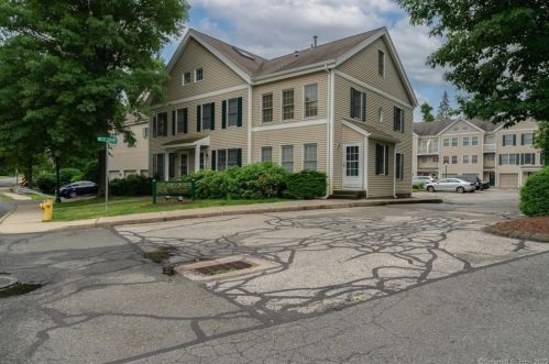 4 West Ct, Derby, CT 06418-2643