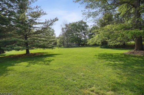1095 Mayflower Ct, Martinsville NJ  08836-2326 exterior