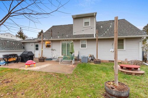 346 Floral Dr, Green Bay, WI 54301-2204