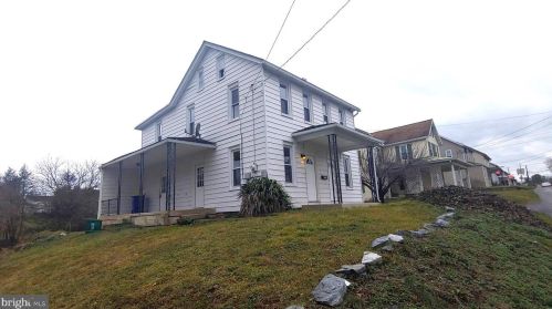 110 State St, Brownstown, PA 17508-5103