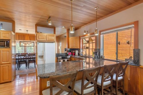 358 Skidder Trl, Truckee CA  96161-3928 exterior