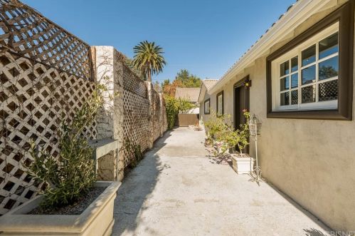 14639 Albers St, Van Nuys CA 91411-3713 exterior