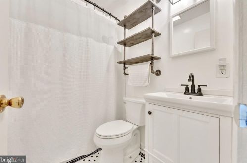 176 Canterbury Ct, East Windsor NJ  08520-5536 exterior