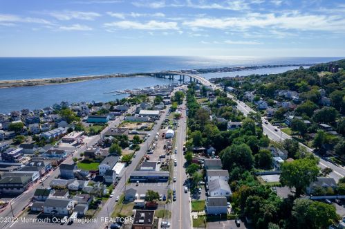 39 Shore Dr, Monmouth Hills NJ  07732-1027 exterior