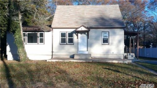 105 Coates Ave, Holbrook, NY 11741-1220