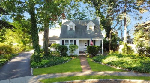 10 Circle Dr, North Bellmore, NY 11710-3150