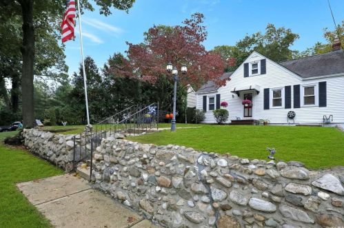 19 Vernon Pl, Elwood, NY 11731-1539