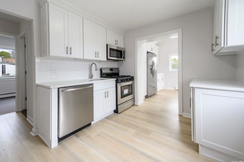 212 5 St, North Lindenhurst NY 11757-4628 exterior