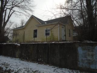 2401 Thompson Ave, Fort Wayne IN  46807-1050 exterior