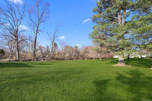 2810 Hedge St, Yorktown Hgts NY  10598-3039 exterior