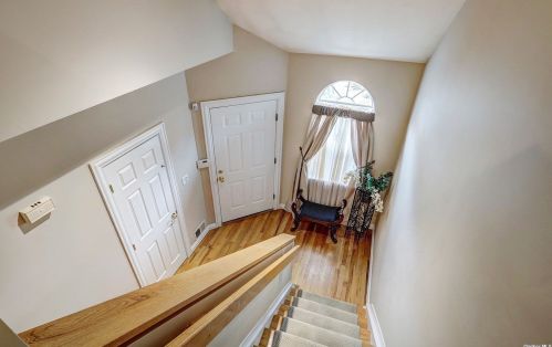 127 Cinnamon Ct, Huntington Station NY  11747-8711 exterior