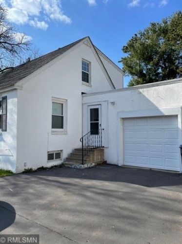 321 Hughes St, New Johannesburg, WI 54017-1212