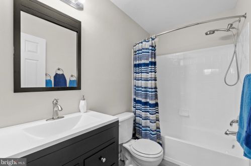 317 Baish Dr, Leesburg VA 20175-6149 exterior