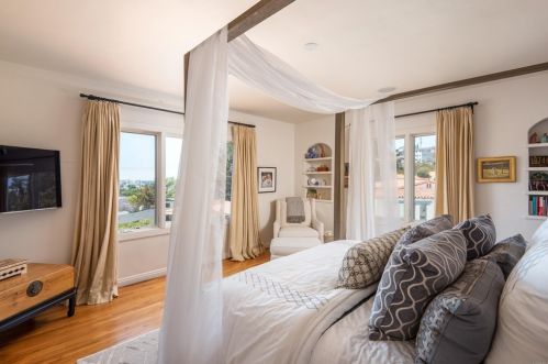 2727 Dove St, San Diego CA  92103-6121 exterior