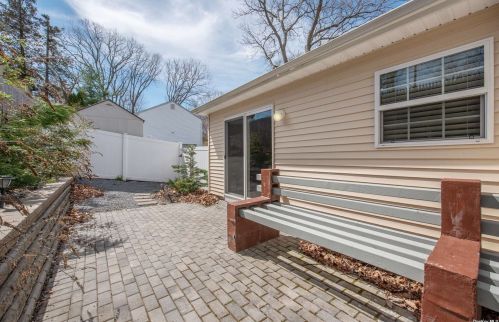 9 Medford Rd, Scotts Beach, NY 11789-2921