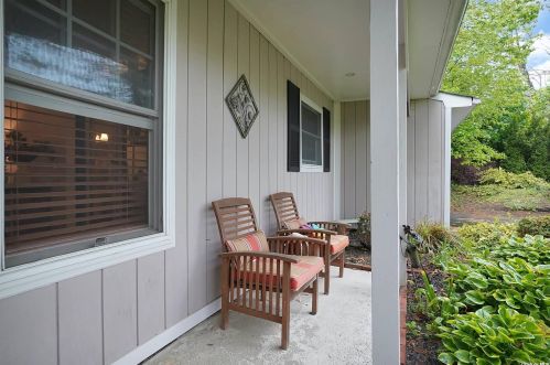 27 Akron Pl, Shoreham, NY 11786-2321