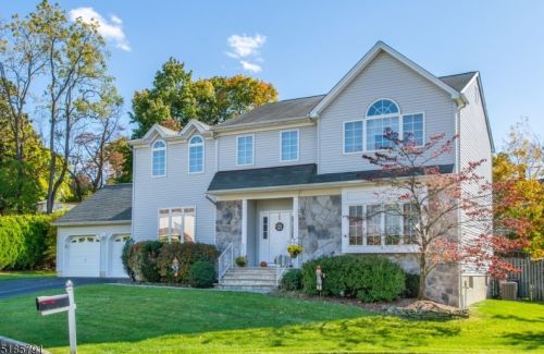 16 Marquerite Ct, West Paterson, NJ 07424-1906