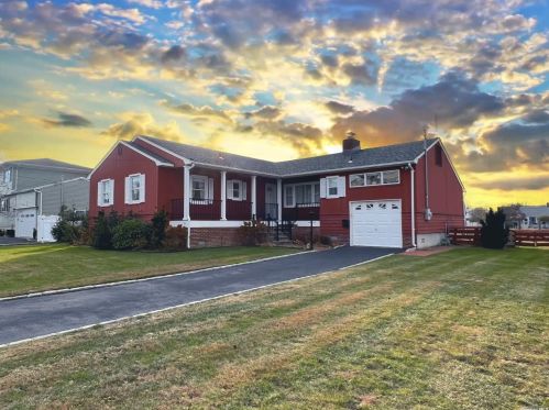 192 Sequams Ln, West Islip, NY 11795-4549