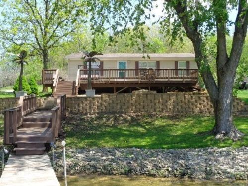 110 Ctr Pt Dr, Ewart IA  50171-8405 exterior