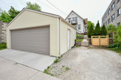 2565 Oakland Ave, Milwaukee WI 53211-3931 exterior