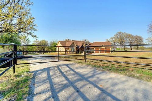 1900 Greg St, Azle, TX 76020-2702