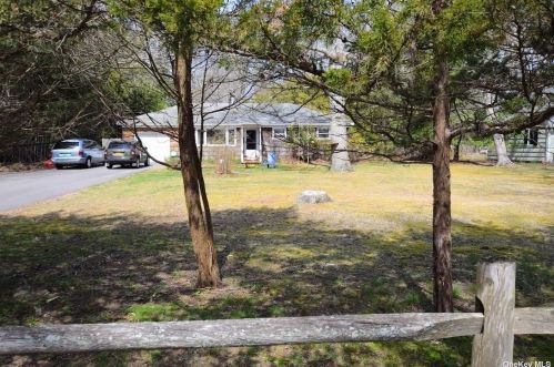 37 Chapel Ave, Brookhaven, NY 11719-9401