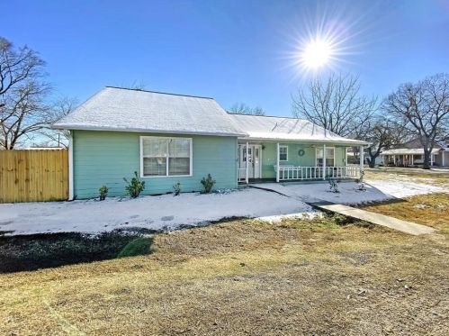 1000 Chestnut St, Honey Grove TX  75446-2036 exterior