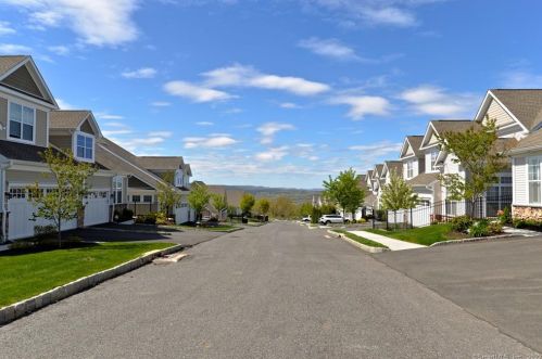 116 Great Hill Dr, Bethel, CT