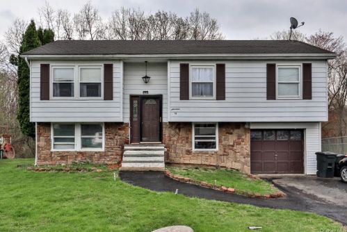 14 Oak Ln, Middletown, NY 10940-6914