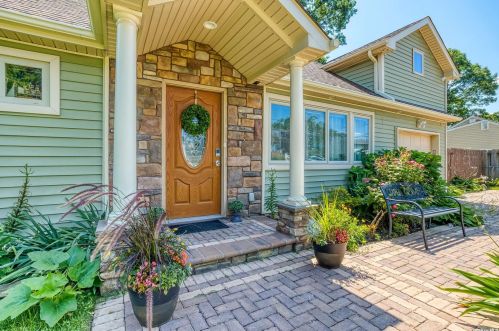108 27th St, Copiague, NY 11726-2622