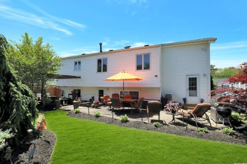 307 24th St, Deer Park, NY 11729-4841