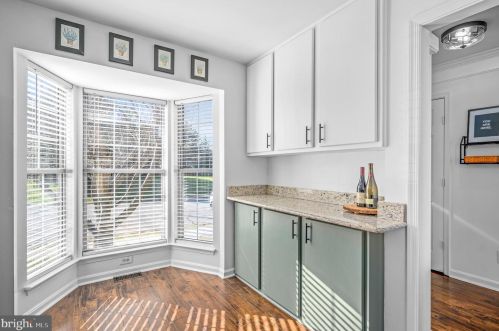 302 Hedgestone Ter, Leesburg VA  20176-4842 exterior