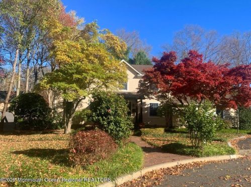 15 Oakwood Ln, Little Silver, NJ 07739-1122