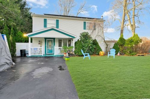 16 Library Ln, Brookhaven, NY 11719-9610