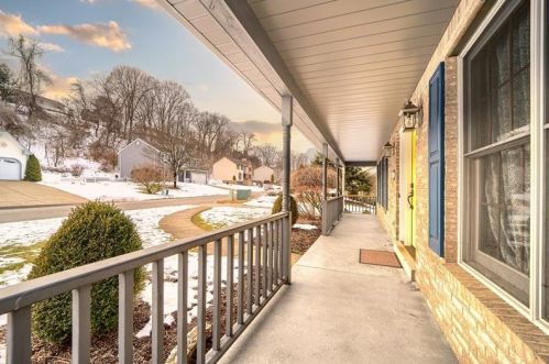 433 Lynn Ann Dr, New Kensington, PA 15068-8340