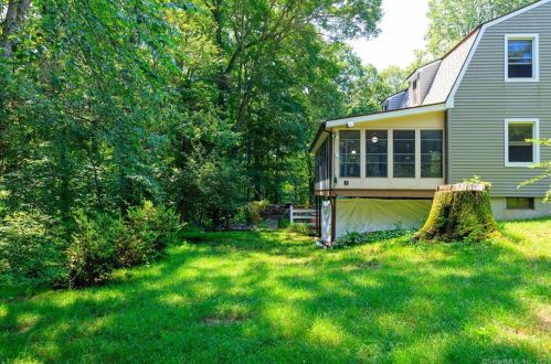 11 Palmer Dr, Gales Ferry, CT 06335-1530