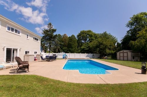 19 Casey Dr, Middletown RI  02842-6224 exterior